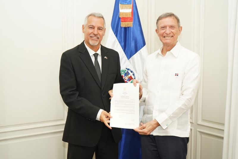 Ilustración de portada: Nuevo embajador de Israel presenta copias de estilo de credenciales ante la cancillería dominicana