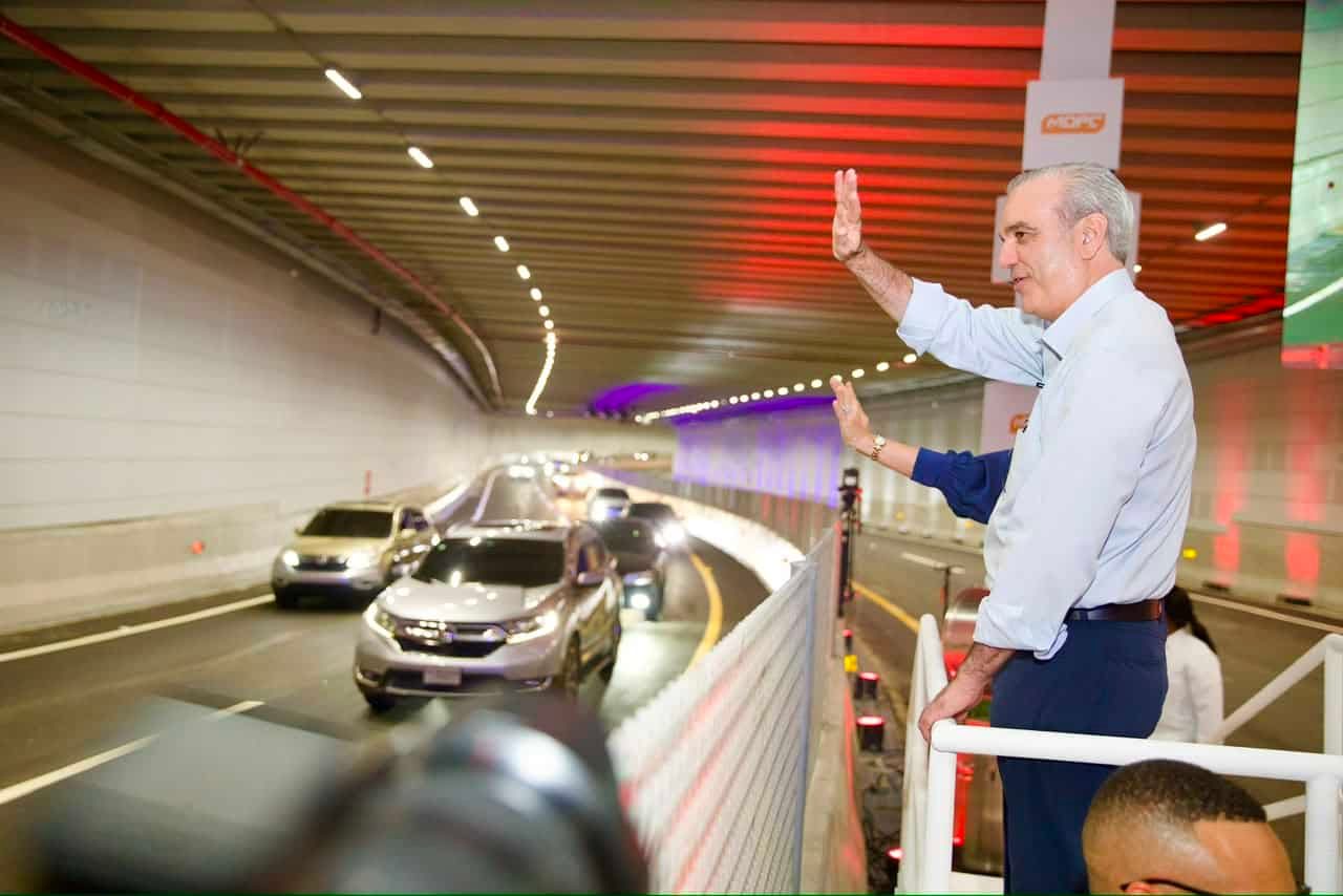 Abinader inaugura túnel de la Plaza de la Bandera y de inmediato cruzan primeros vehículos - Diario Libre