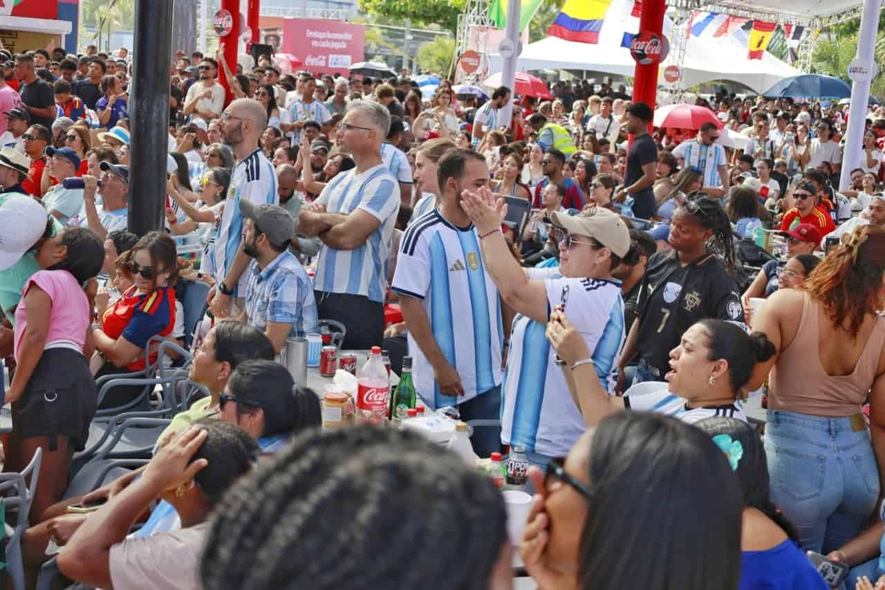 Cientos de personas disfrutan de la final del Mundial de Fútbol en el Malecón Deportivo - Diario Libre
