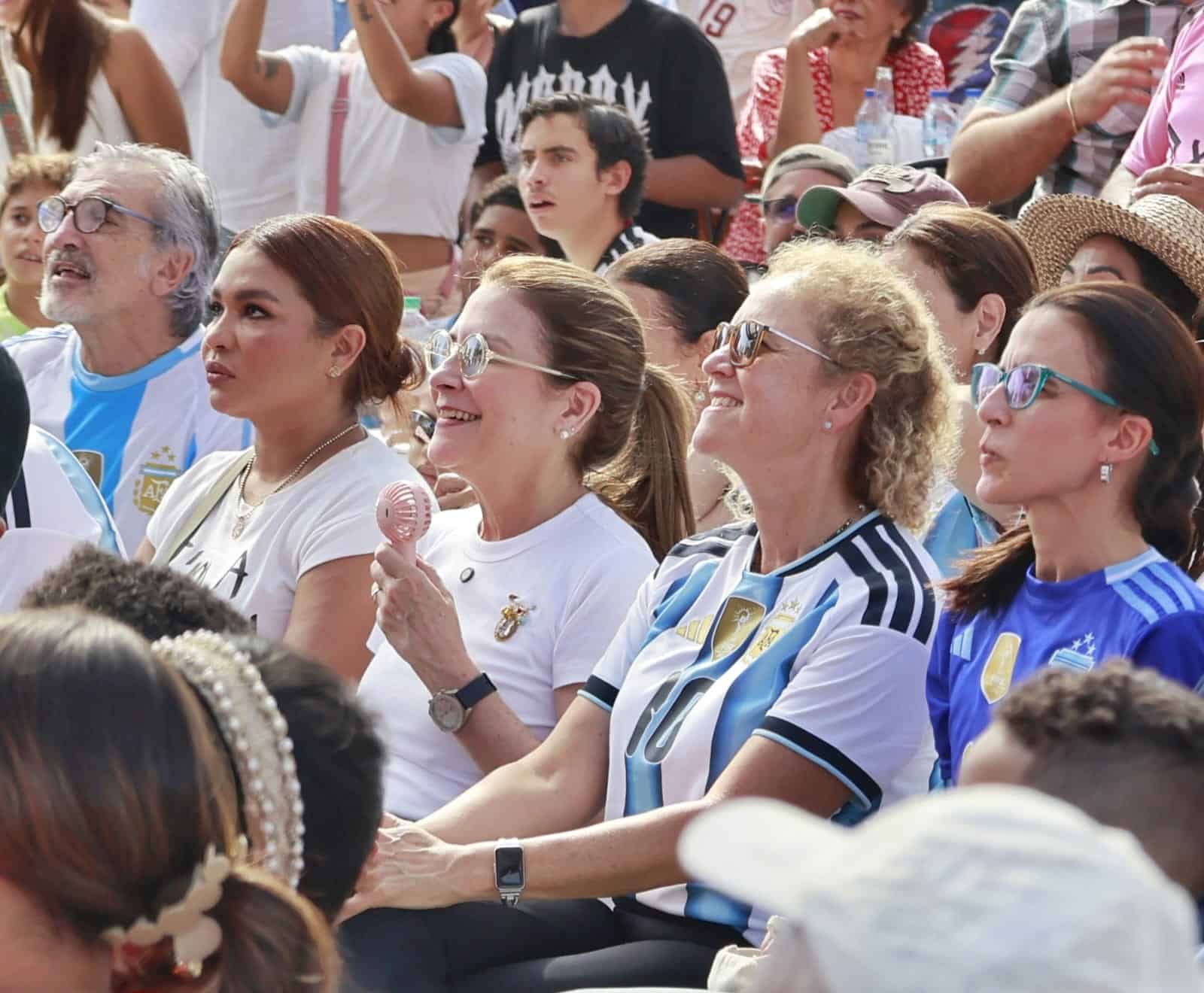 Cientos de personas disfrutan de la final del Mundial de Fútbol en el Malecón Deportivo - Diario Libre