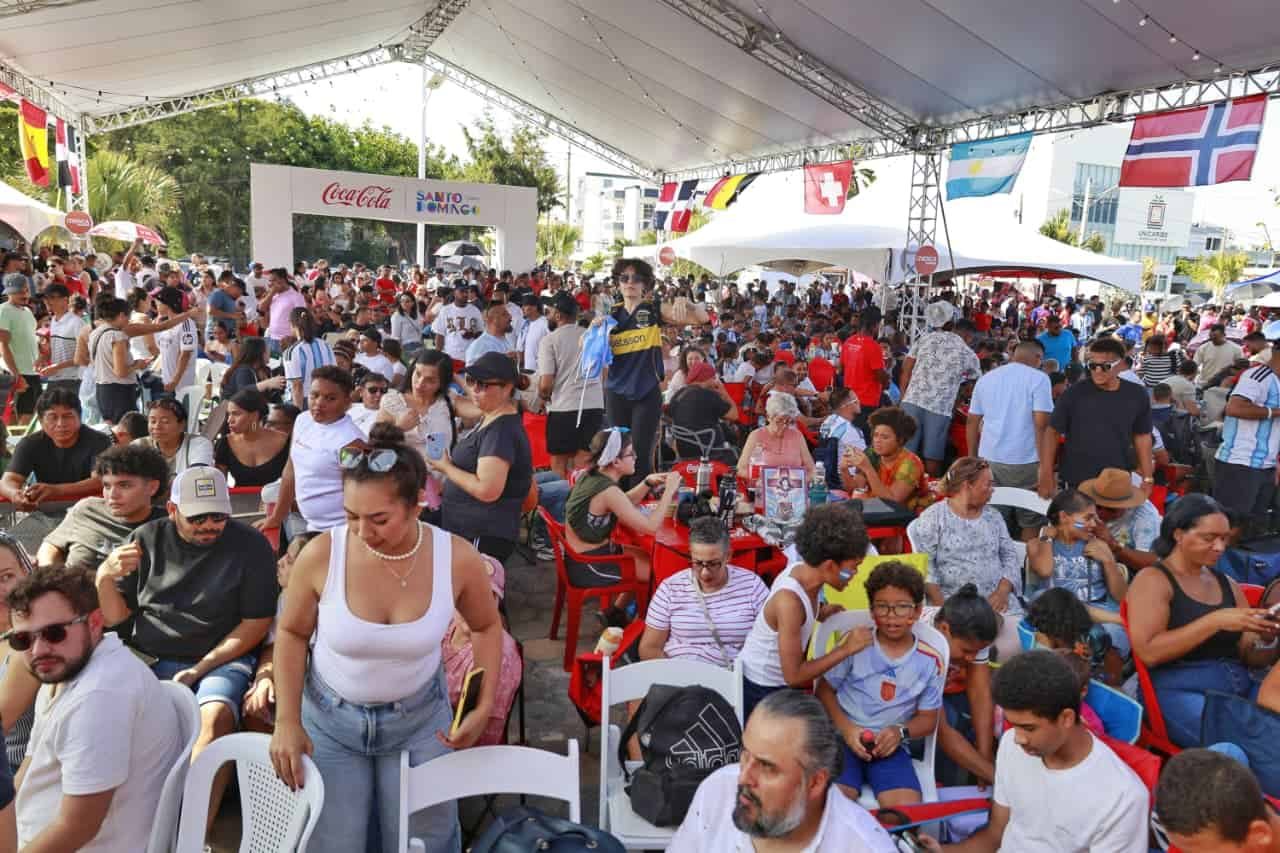 Cientos de personas disfrutan de la final del Mundial de Fútbol en el Malecón Deportivo - Diario Libre