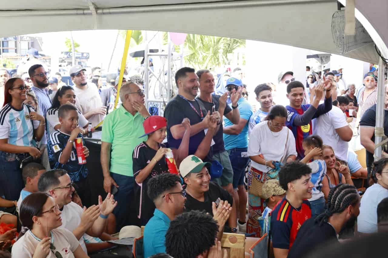 Cientos de personas disfrutan de la final del Mundial de Fútbol en el Malecón Deportivo - Diario Libre