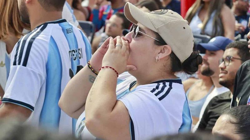 Cientos de personas disfrutan de la final del Mundial de Fútbol en el Malecón Deportivo - Diario Libre