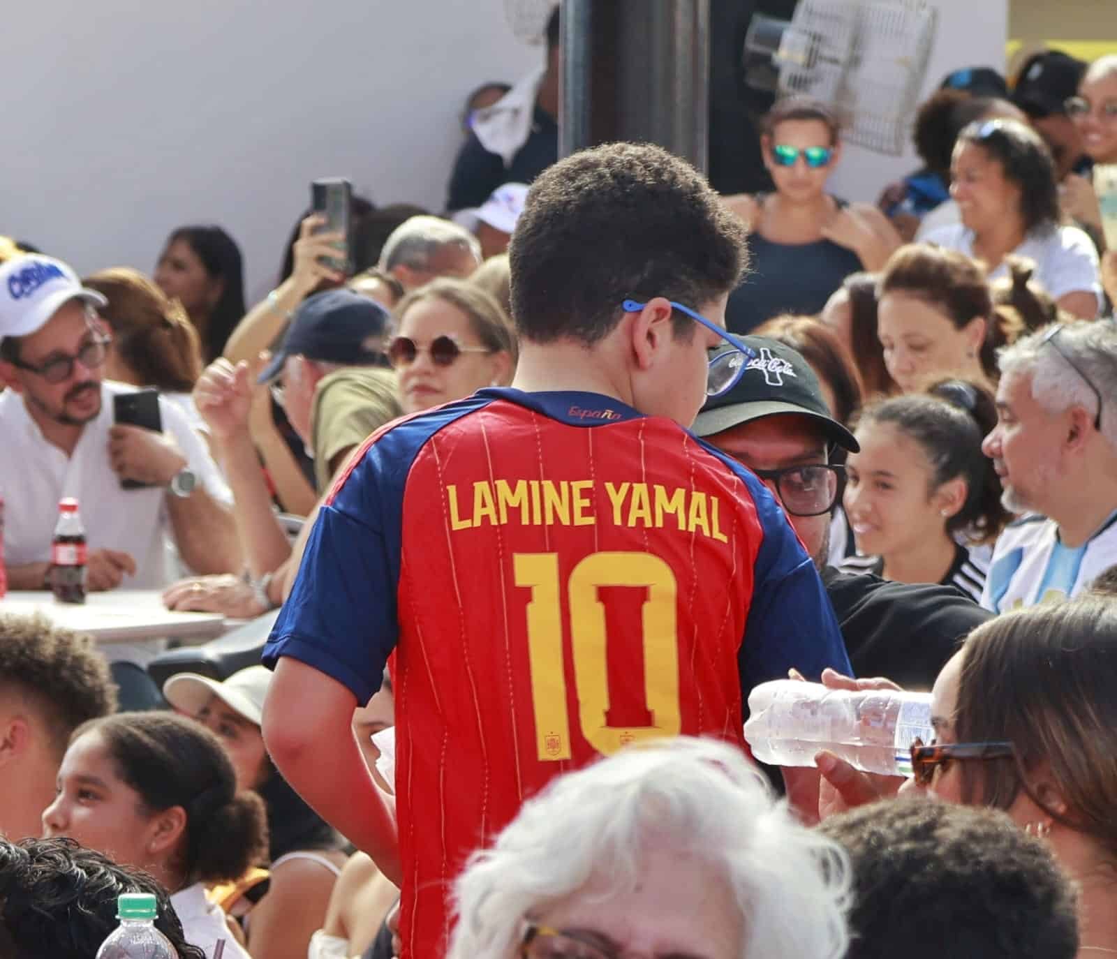 Cientos de personas disfrutan de la final del Mundial de Fútbol en el Malecón Deportivo - Diario Libre