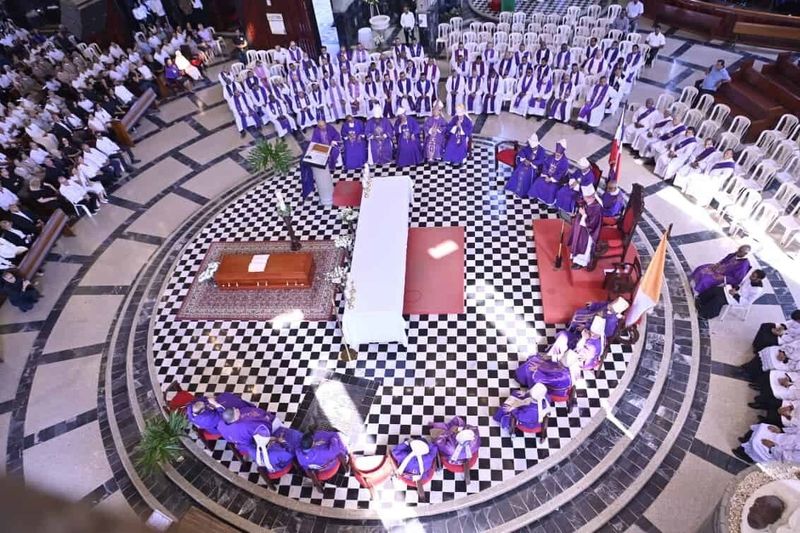 Sepultan a monseñor Gabriel Antonio Camilo en la cripta de la Catedral de La Vega - Diario Libre